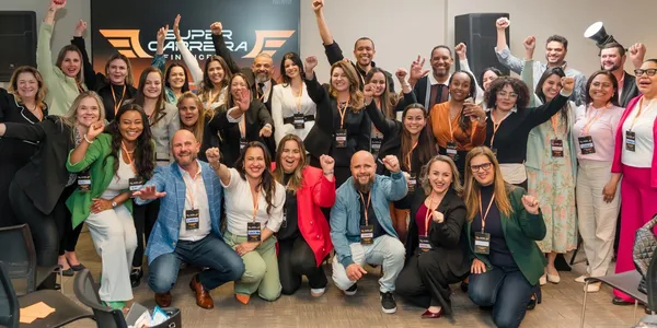Equipe e agentes da rede OKForever reunidos